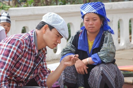 Trên trang cá nhân, danh hài  Xuân Bắc đã đăng tải hình ảnh của mình cùng 1 người phụ nữ với chia sẻ hài hước: “Đẹp giai thế này, làm đủ mọi trò mà mặt không biểu cảm. Sau một hồi mình tạo sự chú ý mà không hiệu quả, mình vào thẳng vấn đề: ‘Sao em không nói gì?’. 3 giây chờ đợi: ‘Tao có chồng rồi’. Đau em quá các bác ạ!”. Nhiều khán giả đã để lại những bình luận hài hước, cảm thông cho rằng “đẹp trai không phải là tất cả” hay “chúc anh may mắn lần sau”.