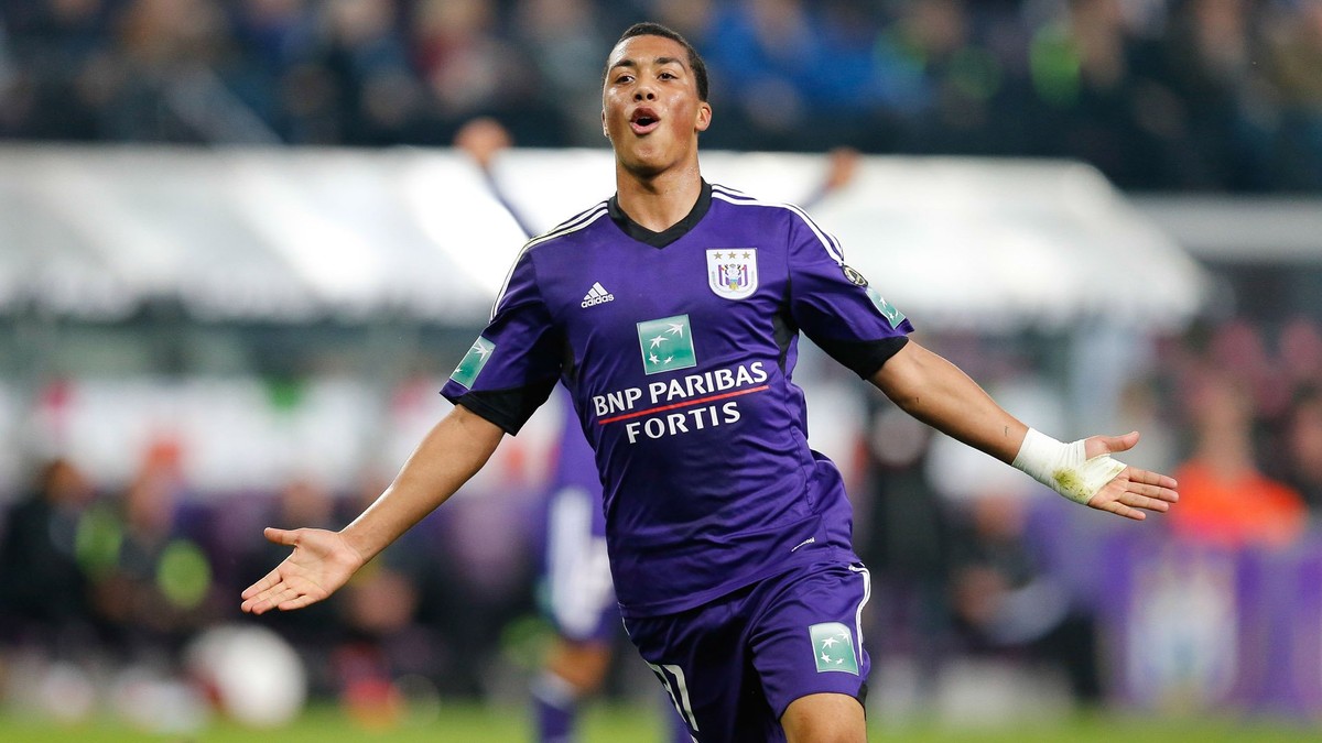 MU giành điểm trong cuộc giành Tielemans: Theo thông tin  chuyển nhượng bóng đá mới nhất từ tờ The Express, Man United đang dẫn đầu cuộc đua giành thủ quân của Anderlecht, Youri Tielemans. Tielemans chơi ở vị trí tiền vệ kiến thiết, là mẫu cầu thủ sở hữu kĩ thuật tuyệt vời. Lối chơi của Tielemans rất hoa mỹ, nhưng đi kèm là sự hiệu quả, gọn gàng. Sút xa cũng là điểm mạnh của anh. Đặc biệt, Tielemans chơi hai chân như một để có thể thích ứng trong mọi tình huống. Khá dễ hiểu khi ngôi sao 19 tuổi người Bỉ đang được United, Inter, Juventus, Monaco săn đuổi. Ảnh: The Express