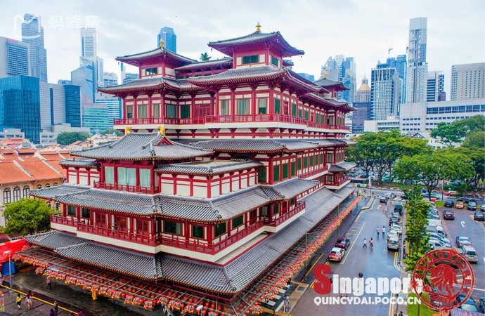 Chùa Phật Nha nằm trong khu Chinatown,  quốc đảo Singapore với tên tiếng Anh là Buddha Tooth Relic Temple and Museum. Được xây từ năm 2007, mặc dù thời gian xây dựng không lâu nhưng thiết kế bên trong rất tinh tế và lộng lẫy. Kiến trúc bên trong chùa giống như một trển lãm nghệ thuật Phật giáo, sống động với những câu chuyện hàng trăm năm của lịch sử Phật giáo.