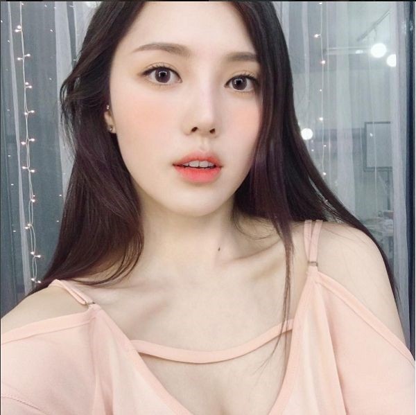 Park Hye Min (hay còn gọi là Pony) là một trong những tên tuổi nổi tiếng trong giới Uzzlang (hot boy, hot girl Hàn Quốc). Bên cạnh đó cô còn được biết đến với vai trò là  Beauty blogger với khả năng trang điểm lộng lẫy chẳng kém cạnh gì nữ thần.