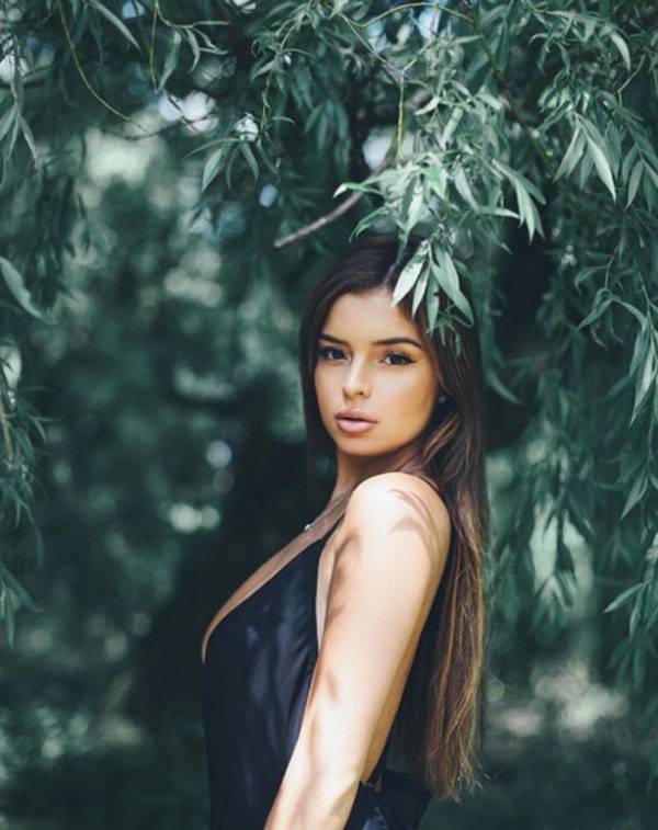 Demi Rose, sinh năm 1995, cô gái này được nhiều người nhắc đến bởi nhan sắc gần giống với nữ ca sĩ nổi tiếng của dòng nhạc US - UK là  Selena Gomez vì sở hữu gương mặt đầy đặn cùng thân hình phông phao.