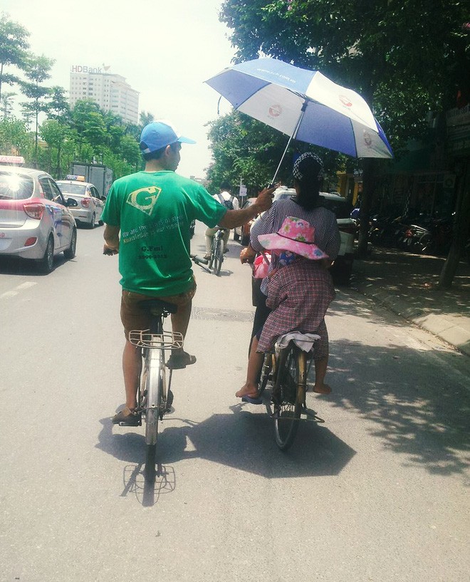 Những ngày qua, các tỉnh phía Bắc trong đó đặc biệt là Thủ đô Hà Nội chịu sự ảnh hưởng của cái  nắng nóng đỉnh điểm với nhiệt độ liên tục ở mức từ 45 tới 50 độ C vào những giờ trưa. Cũng chính từ đợt nóng này, rất nhiều những bức ảnh tránh nắng được nhiều dân mạng ghi lại và mang tiếng cười đến cho dân mạng.