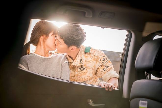 Cách đây ít giờ, Blossom Entertainment và UAA, công ty quản lý của Song Joong Ki và Song Hye Kyo, đã chính thức tuyên bố thông tin về mối quan hệ và đám cưới kiến của hai ngôi sao của bộ phim "Hậu duệ mặt trời" này . Điều này khiến người hâm mộ ngạc nhiên bởi trước đó, mọi nghi vấn tình cảm giữa cặp đôi đều bị phủ nhận.