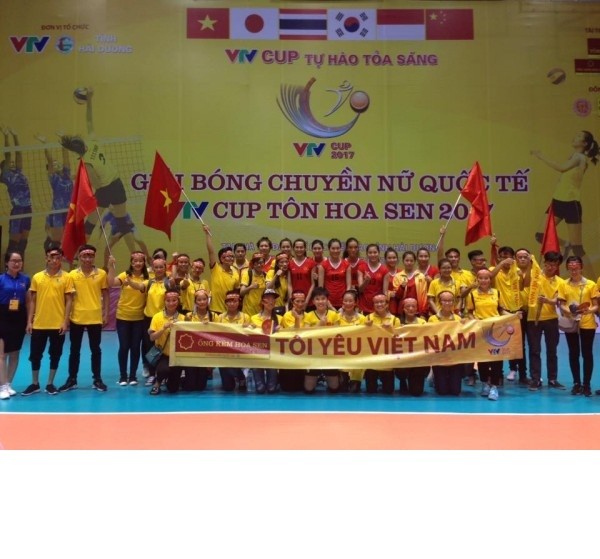 Hơn chục năm qua, giải bóng chuyền VTV Cup là món ăn tinh thần không chỉ dành cho những CĐV hâm mộ bộ môn bóng chuyền này mà còn là của đại bộ phận những người yêu thể thao Việt Nam. Những VĐV tên tuổi như Ngọc Hoa, Kim Huệ hay Phạm Thị Yến được coi là là những thỏi nam châm kéo khán giả tới chật kín nhà thi đấu, điều đó luôn được minh chứng qua hành trình của VTV Cup đi qua các tỉnh thành của Việt Nam trong suốt hành trình của giải đấu và năm nay cũng không phải là một ngoại lệ. Ảnh: Tống Đức Thuận.