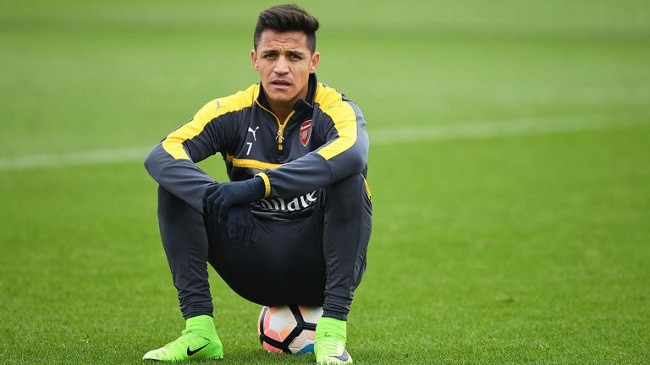 Alexis rời Arsenal vào hè năm sau: Theo thông tin  chuyển nhượng bóng đá hàng ngày từ tờ Mirror, Alexis Sanchez sẵn sàng chấp nhận lập trường cứng rắn của HLV Arsene Wenger và sẽ chỉ rời Pháo thủ sau khi kết thúc hợp đồng vào tháng 06/2018. Khi đó, Sanchez sẽ ra đi với tư cách một cầu thủ tự do nên Arsenal sẽ không kiếm được một xu tiền chuyển nhượng nào từ thương vụ này. Ảnh: Mirror