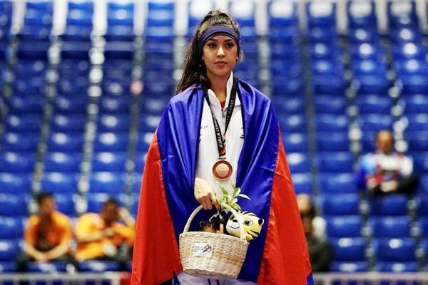 Dù chỉ giành HCĐ tại nội dung dưới 57 kg, nhưng VĐV Taekwondo người Campuchia đã khiến khán giả có mặt tại  SEA Games 29 cũng như cư dân mạng khó mà kìm lòng trước nhan sắc của mình và gọi cô với biệt danh "hot girl võ thuật" xứ sở chùa tháp. Ảnh trong bài: Facebook nhân vật.