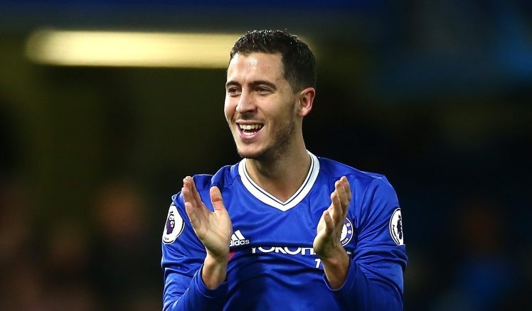 Hazard bị trói bằng lương khủng: Theo thông tin  chuyển nhượng bóng đá mới nhất từ nội bộ Chelsea, nhà ĐKVĐ Premier League sẽ dành cho Hazard mức lương mới 300.000 bảng mỗi tuần. Đây là con số cao nhất mà một cầu thủ Chelsea nhận được trong lịch sử. Ảnh: Goal