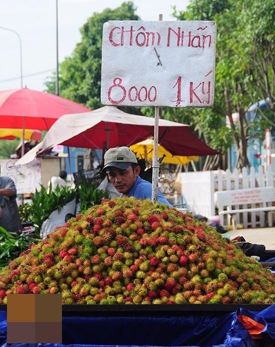 Việc mua hoa quả rong bên lề đường đã trở thành thói quen của nhiều bà nội trợ. Theo họ, việc mua hoa quả ở các xe bán hàng này thường sẽ rẻ hơn so với trong chợ, bởi vì đây là những người nông dân tranh thủ mang nông sản, "của nhà trồng được" lên phố để bán. Tuy nhiên, các bà nội trợ "thông thái" này đã nhầm.