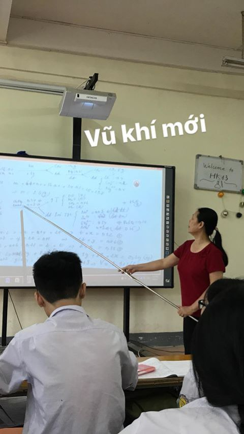 Ai trong chúng ta cũng đều từng trải qua những ngày tháng vui nhất của cuộc đời học sinh, từ ăn vụng trong lớp, quay bài hay hú hồn với những lần bị gọi lên bảng trả bài, tuy nhiên ấn tượng sâu đậm nhất với nhiều người chắc chắn là về những thầy, cô giáo đã từng dạy dỗ mình.