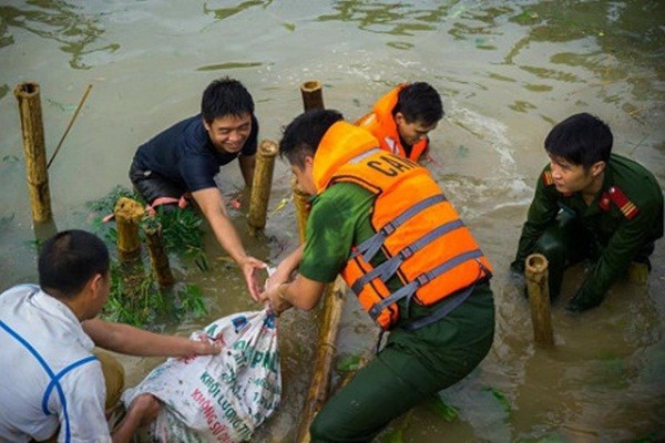 Những ngày vừa qua, miền Bắc đặc biệt trên khu vực các tỉnh miền núi phía Bắc và Bắc Trung Bộ liên tục phải hứng chịu những trận  mưa lũ gây nhiều thiệt hại. Không chịu dửng dưng nhìn cảnh người dân vật lộn với con nước dữ, các chiến sĩ công an ở nhiều địa phương đã tích cực tham gia hoạt động cứu hộ, khắc phục hậu quả mưa lũ cùng nhân dân.