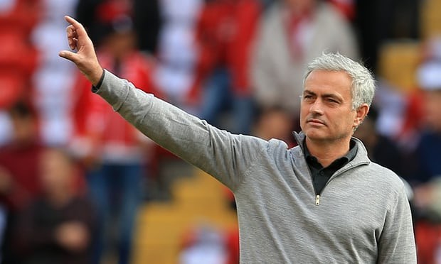 Mourinho dở trò khiến M.U mất tiền: Theo thông tin  chuyển nhượng bóng đá mới nhất từ tờ The Guardian cho hay, đằng sau tin đồn Mourinho có thể rời M.U, sang dẫn dắt PSG là ý đồ muốn được tăng lương của nhà cầm quân người Bồ khi lãnh đạo Quỷ đỏ xúc tiến đề nghị ký hợp đồng mới. Chiến lược gia 54 tuổi kiếm được khoảng 15 triệu/năm khi ngồi "ghế nóng" MU, nhưng được cho muốn một con số cao hơn thế, cộng thêm các ưu đãi khác để tương xứng với công sức ông mang lại cho CLB, từ danh hiệu lẫn cải thiện hình ảnh, lối chơi. Ảnh: The Guardian.