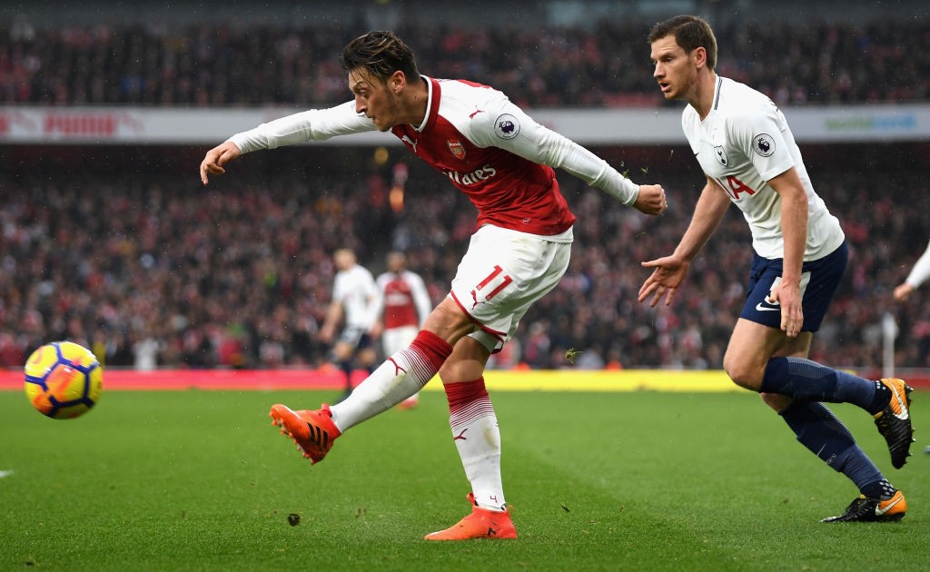 Ozil chuyển hướng nhận lời M.U: Theo nguồn tin  chuyển nhượng bóng đá mới nhất phát đi từ báo chí Thổ Nhĩ Kỳ, Mesut Ozil đã đồng ý chuyển đến thi đấu cho M.U. Trước đó cũng đã có rất nhiều thông tin cho rằng, cầu thủ người Đức này sẽ quay về Tây Ban Nha để làm đối tác chiến lược với Iniesta trong màu áo Barca. Ảnh: Mirror