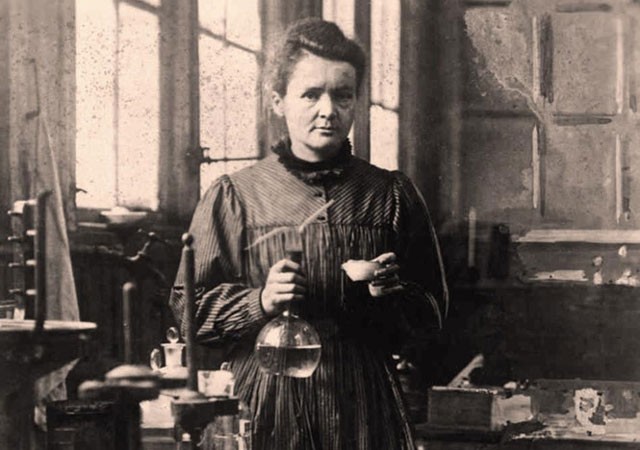 Nhà vật lý, hóa học người Pháp gốc Ba Lan Marie Curie (1867-1934) là một trong những nhân vật lịch sử góp phần thay đổi thế giới. Bà là người phụ nữ đầu tiên trong lịch sử giành được 2 giải Nobel là Nobel Vật lý và Nobel Hóa học.