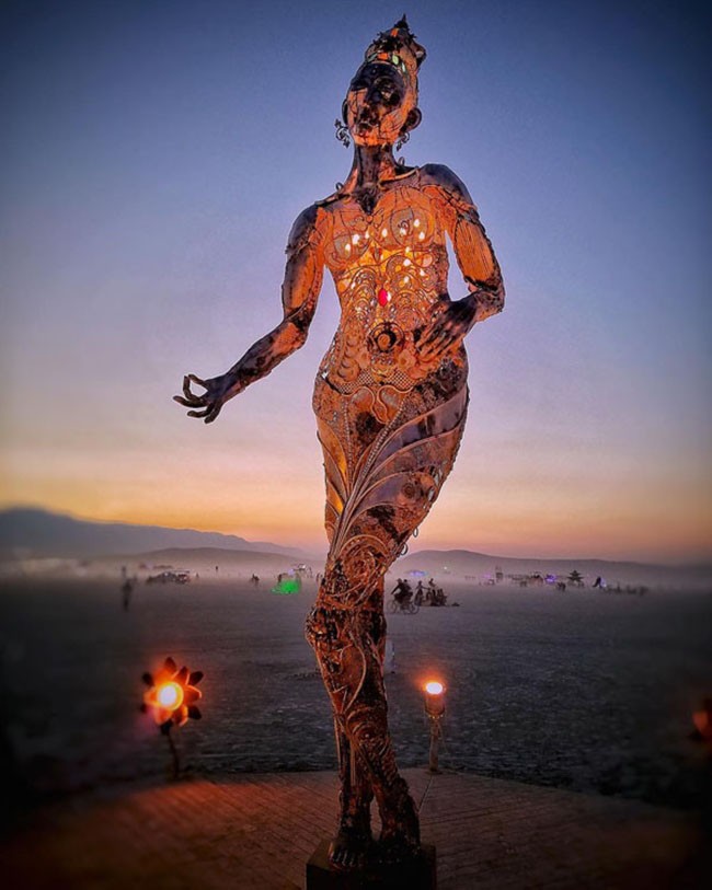 Burning Man, Hoa Kỳ: Đây là  lễ hội văn hóa, âm nhạc, nghệ thuật được tổ chức hằng năm ở sa mạc Black Rock, Nevada, Mỹ, nhằm tôn vinh những tư tưởng cấp tiến. Lễ hội này được tổ chức trong 8 ngày và bạn sẽ được chứng kiến hàng loạt hoạt động văn hóa thú vị. Những người tham gia lễ hội này phải đảm bảo hoạt động phù hợp với quy định pháp luật nơi diễn ra lễ hội và sau đó, mọi người phải tự giác tham gia dọn dẹp, không bày rác bừa bãi.