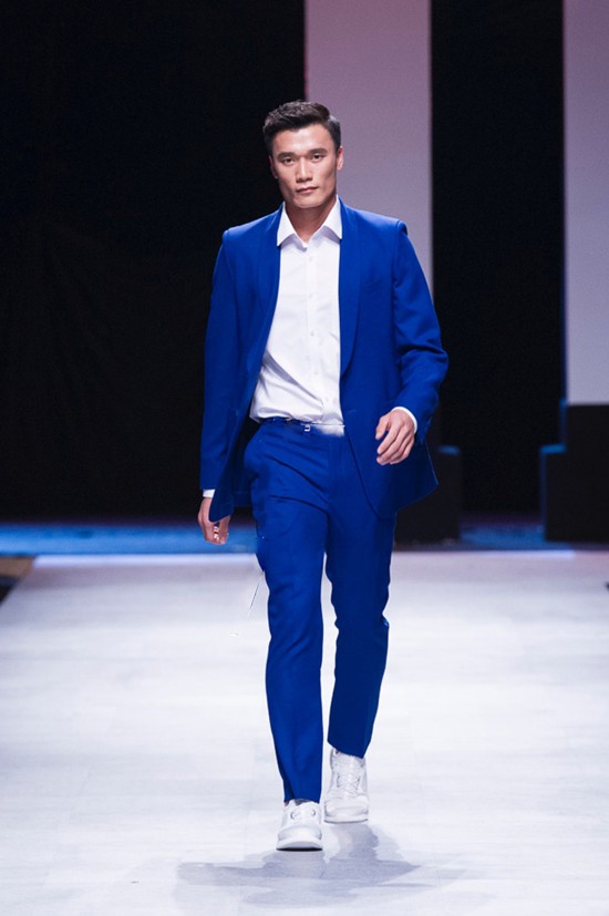 Thời gian qua, nhiều dân mạng nhắc đến màn catwalk của  Bùi Tiến Dũng U23 Việt Nam trên sàn diễn thời. Dù có những bước đi gượng gạo tuy nhiên thủ môn này vẫn nhận được sự thông cảm của NHM bởi đây là lần đầu chàng trai này làm lên sàn trình diễn.