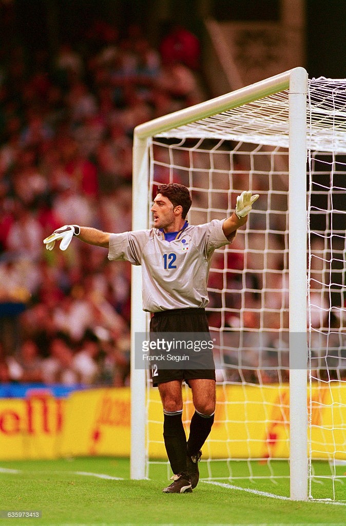 Ở World Cup 1994, thủ thành người Italia - Gianluca Pagliuca đã trở thành thủ môn đầu tiên bị truất quyền thi đấu trong  lịch sử World Cup.