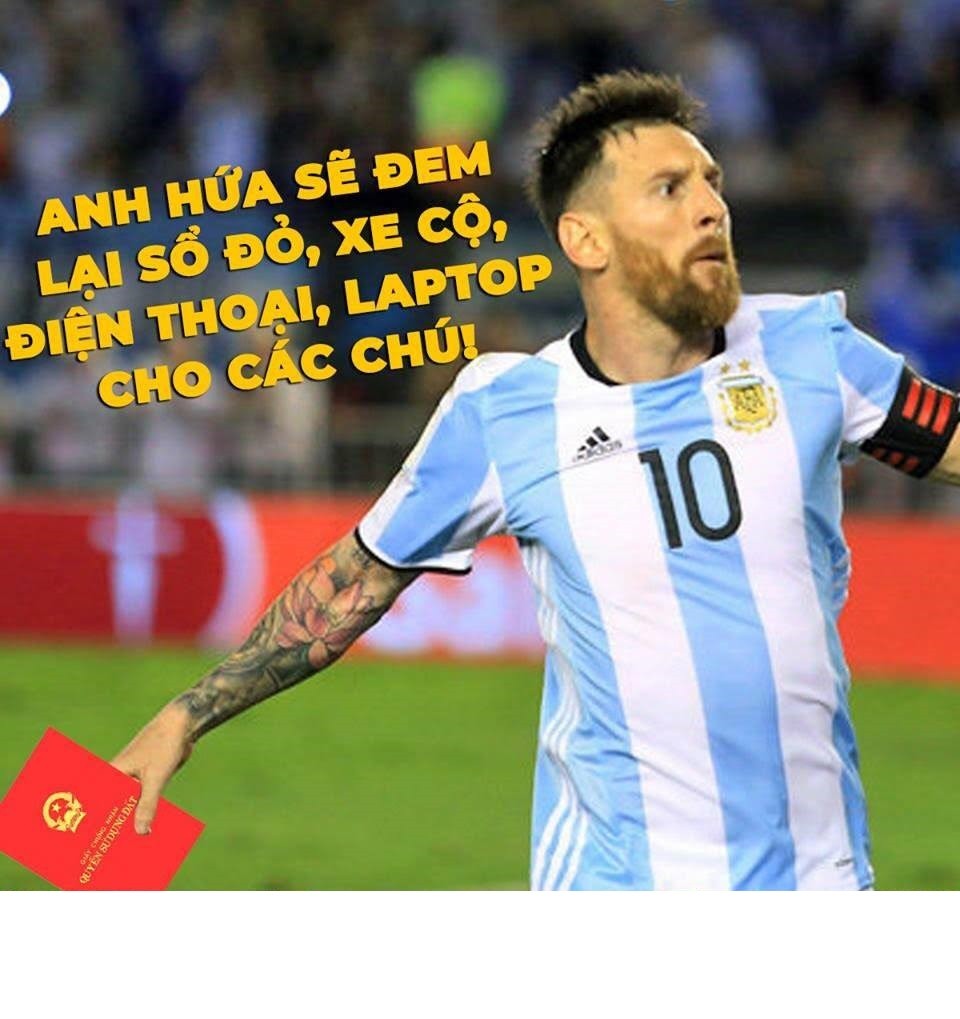 Bức  ảnh chế bóng đá Messi hứa sẽ mang sổ đỏ, xe cộ và những gì đã mất về cho những "tay cá độ bóng đá" được dân mạng truyền tay nhau trước khi trận đấu giữa Argentina và Nigeria tại vòng bảng World Cup 2018 bắt đầu.