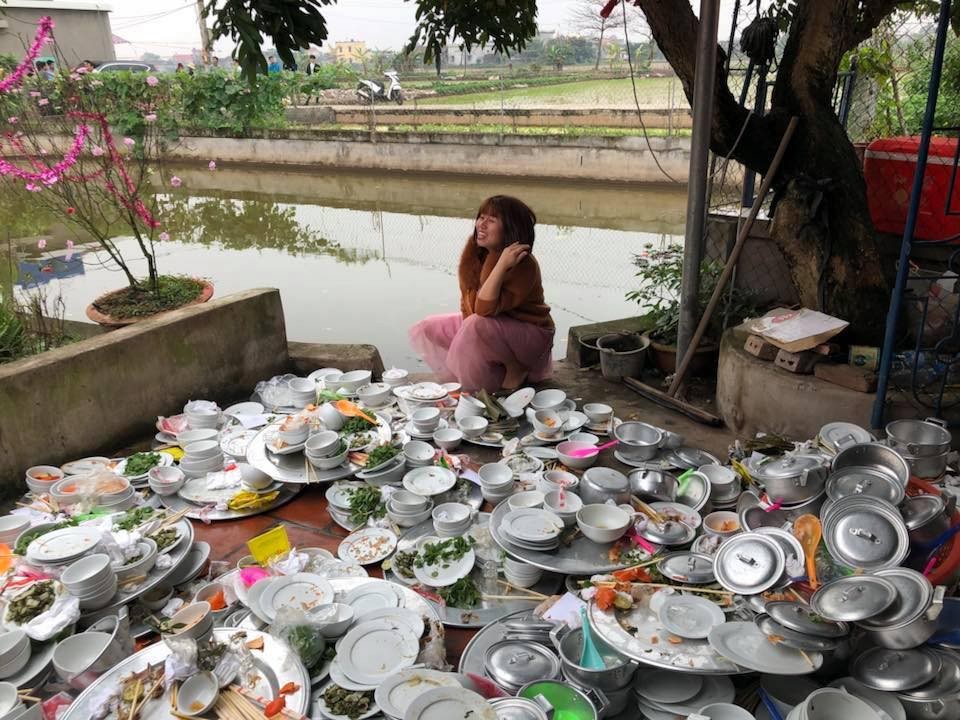 Những hôm nhà có giỗ, có cỗ nhiệm vụ rửa bát thường bị dồn vào tay  hội chị em. Một mình họ phải "đánh vật" với núi bát đĩa bẩn được vứt lộn xộn.