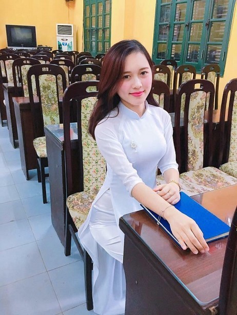 Thời gian vừa qua, rất nhiều những nữ giáo viên được dân mạng đưa "lên sóng" nhờ nhan sắc xinh đẹp, sự dịp dàng và một trong số đó là  cô giáo tiếng Anh tại Vĩnh Phúc có tên Hương Thu.