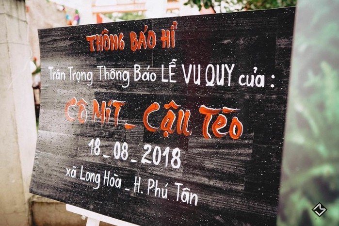 Thời gian vừa qua không thiếu những  bộ ảnh cưới với những ý tưởng độc đáo được đăng tải trên mạng và mới đây nhất là của cặp đôi đến từ An Giang khi đã thực hiện những khung hình cực đẹp và đậm chất cổ điển.