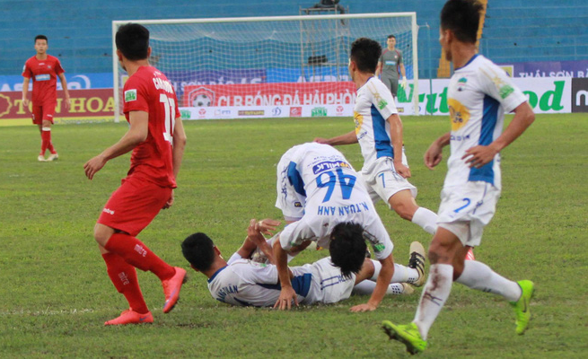 Giai đoạn đầu V.League 2018, Tuấn Anh gặp chấn thương trong trận đấu HAGL làm khách tại Hải Phòng sau khi va chạm với đồng đội. Chấn thương này khiến cầu thủ người Thái Bình bỏ lỡ nhiều hoạt động bóng đá, đặc biệt là với lứa cầu thủ U23 Việt Nam.