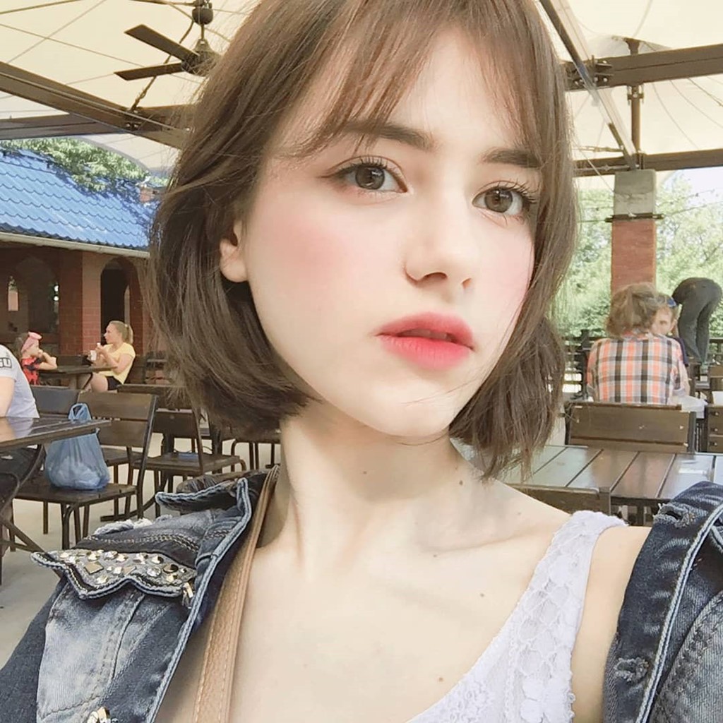 Anna Primak (17 tuổi) được nhiều dân mạng yêu mến vì vẻ ngoài xinh xắn, dễ thương. Với những nét đẹp tiêu biểu của mình,  hot girl Nga 10X này được dân mạng mệnh danh là búp bê sống.