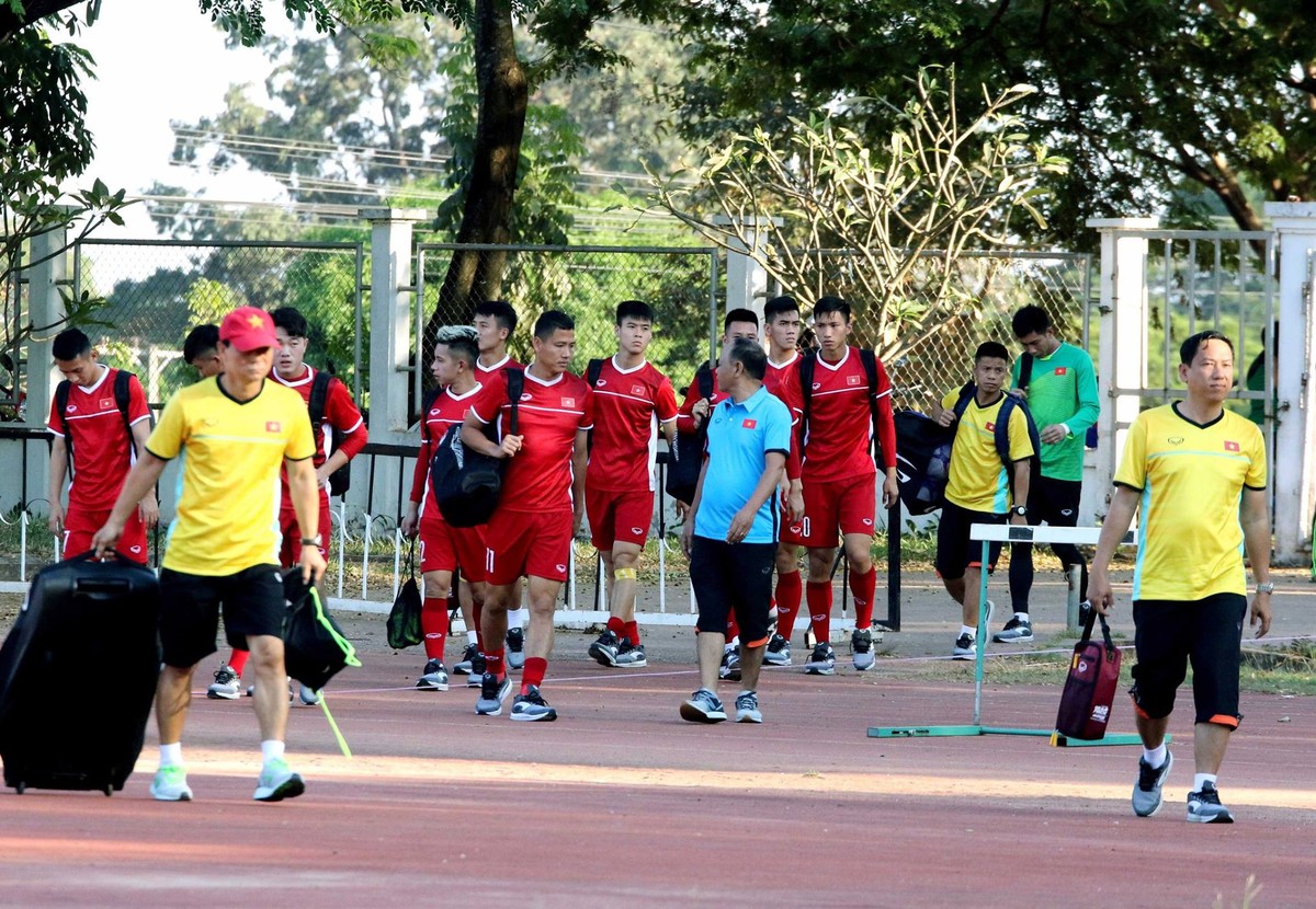 Sau buổi tập đầu tiên trên đất Lào để chuẩn bị trước  AFF Cup 2018 khai màn, BHL cũng như các cầu thủ ĐT Việt Nam chê SVĐ Chao Anouvong tại thủ đô Vientiane quá cứng. Ảnh: Nhật Đoàn từ Vientiane