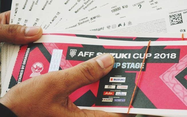 Những ngày qua thông tin về những tấm vé  AFF Cup 2018 giữa đội tuyển Việt Nam và Malaysia trở thành vấn đề cực nóng trên MXH. Từ việc thức đêm xếp hàng mua vé, bị cò vé thổi giá giật mình hay mới nhất là 16.000 vé mời được VFF phân phối cho những ai?