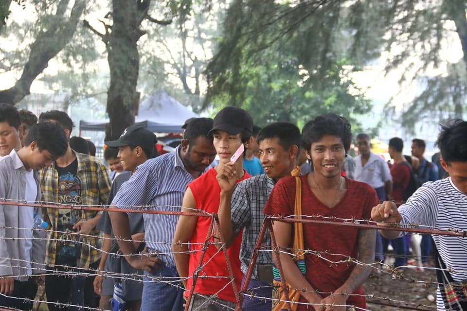 Từ ngày 15-19/11, Liên đoàn bóng đá Myanmar đã tiến hành phân phối vé trận đấu giữa tuyển Myanmar với Việt Nam tại bảng A  AFF Cup 2018.