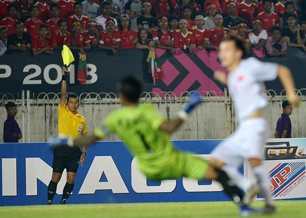 Mở đầu cho thống kê góc khuất của  AFF Cup 2018 là tình huống trọng tài biên người Thái Lan phất cờ báo Văn Toàn việt vị trong trận đấu giữa ĐT Việt Nam và Myanmar tại lượt trận thứ ba, dẫn đến đến HLV Park Hang-seo mất đi 3 điểm oan uổng.