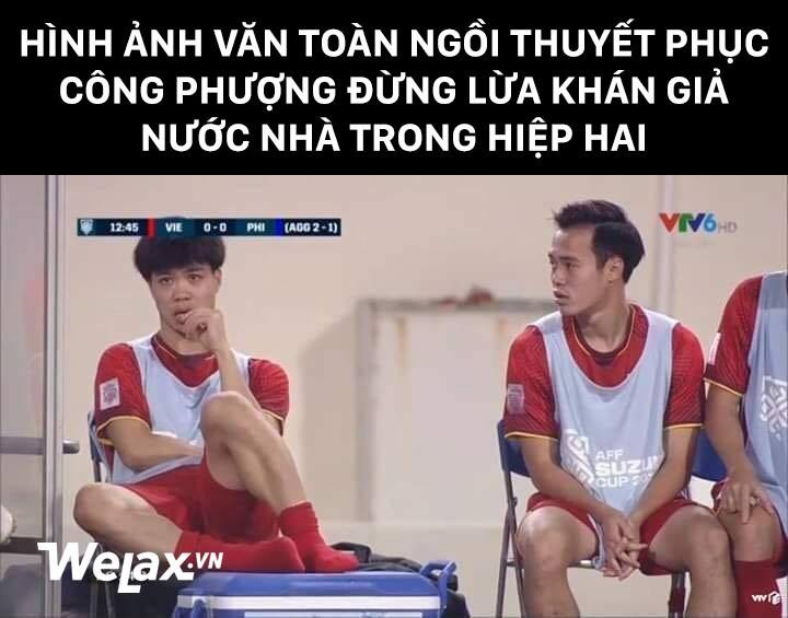 Cũng giống như trong trận bán kết lượt đi AFF Cup 2018 giữa  đội tuyển Việt Nam và Philippines, Công Phượng lại ngồi dự bị ở trận lượt về và khi ngồi ngoài sân, các phóng viên đã bắt được khoảnh khắc cực bá đạo của cầu thủ này.