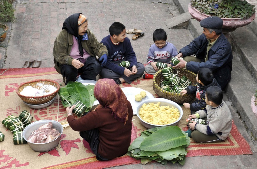 Trong dịp  Tết, hình ảnh gia đình sum vầy bên nhau làm công việc gói bánh chưng luôn vô cùng đẹp. Nó không chỉ biểu lộ sự đoàn kết trong gia đình mà nó còn cho thấy sự ấm áp toát ra từ mỗi mái nhà Việt.