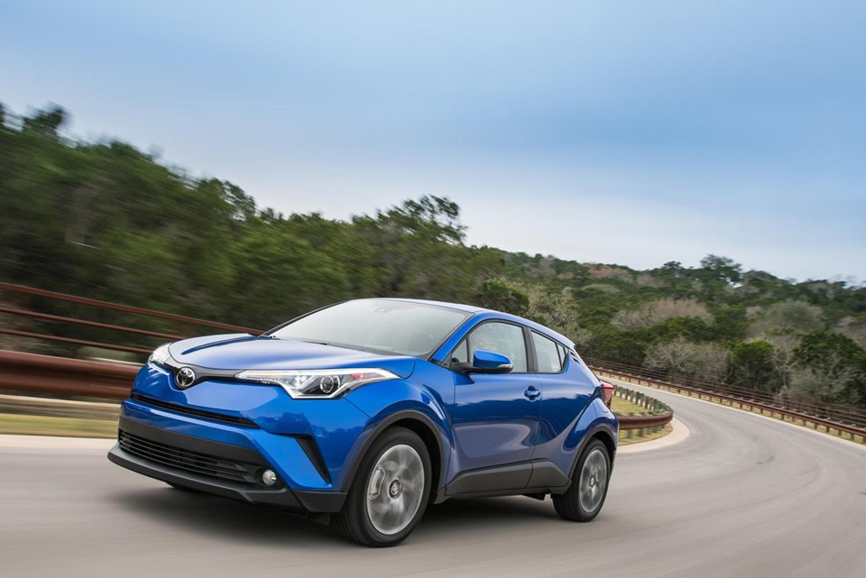 Toyota C-HR LE (20,995 USD): Là bản tiêu chuẩn nhưng nó không bị cắt giảm các tính năng an toàn. Chiếc  xe SUV giá rẻ này vẫn sở hữu gói Toyota Safety Sense P bao gồm hệ thống phanh khẩn cấp tự động, cảnh báo chệch làn đường, đèn pha chiếu sáng tự động và điều khiển hành trình thích ứng. Xe dùng động cơ 4 xi-lanh 2.0L cho công suất 144 mã lực.