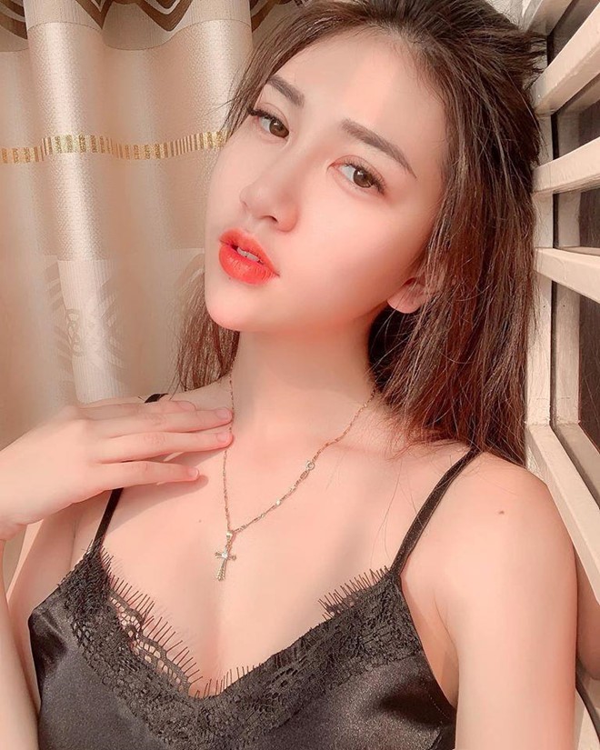 Hồ Ngọc Ý Nhi là  hot girl sinh năm 1999 khá nổi tiếng tại TP HCM. Cô đang là sinh viên khoa Quản trị kinh doanh quốc tế, ĐH Ngoại ngữ - Tin học TP.HCM.