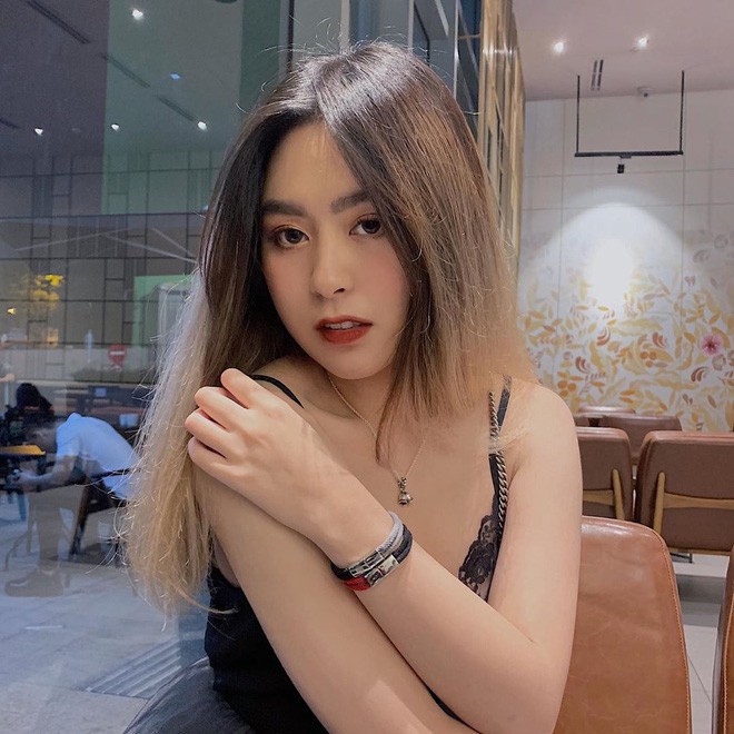 Nguyễn Thanh Ngân (Bell Nguyễn, sinh năm 2000) là cô nàng hiện đang khá nổi trên Instagram nhờ vẻ ngoài xinh đẹp cùng gu thời trang sang chảnh, cá tính.