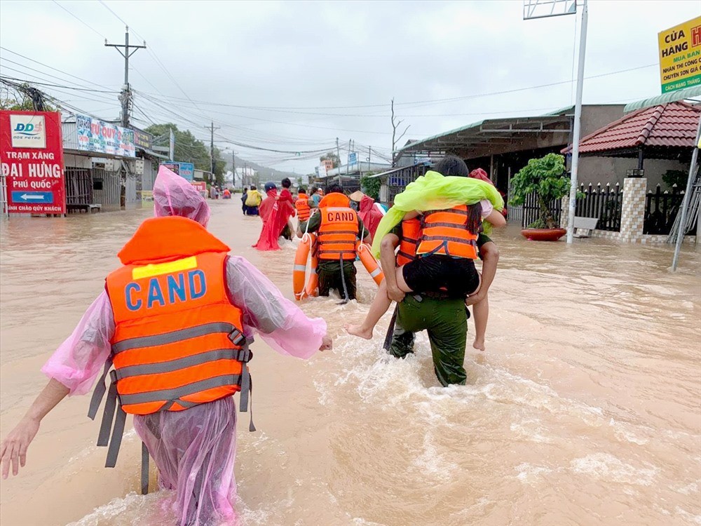 Đến tối 9/8, mưa vẫn đổ xuống Phú Quốc khiến tình hình ngập lụt trên đảo càng nghiêm trọng, người dân tiếp tục được sơ tán đến nơi cao ráo. Theo Trung tâm Dự báo Khí tượng Thuỷ văn Trung ương, trong hôm nay, khu vực Tây Nguyên và Nam Bộ vẫn có mưa to và dông. Từ 11/8 mưa mới giảm dần ở khu vực này. Ảnh: Lao Động