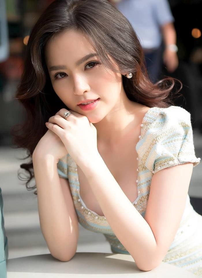 Phi Huyền Trang là một trong những cô nàng hot girl Việt trưởng thành từ phim hài Ghiền Mì Gõ trên Youtube. Trước khi lấn sân sang lĩnh vực điện ảnh với vài bộ phim như Không thể ngừng yêu (2014) hay phim điện ảnh Lời nguyền gia tộc (2017), cô nàng từng tham gia một vài MV với các ca sĩ đình đám như Khắc Việt, nhóm nhạc The Men.