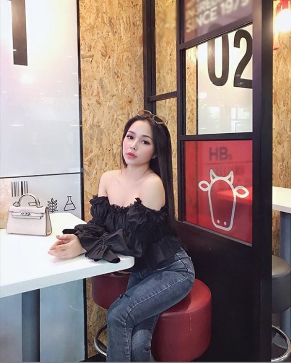 Huyền bé là một trong những  hot girl Việt bị xếp vào danh sách chiều cao có hạn. Nhưng cô nàng vẫn được yêu quý bởi gương mặt đẹp cùng gu thời trang tinh tế.