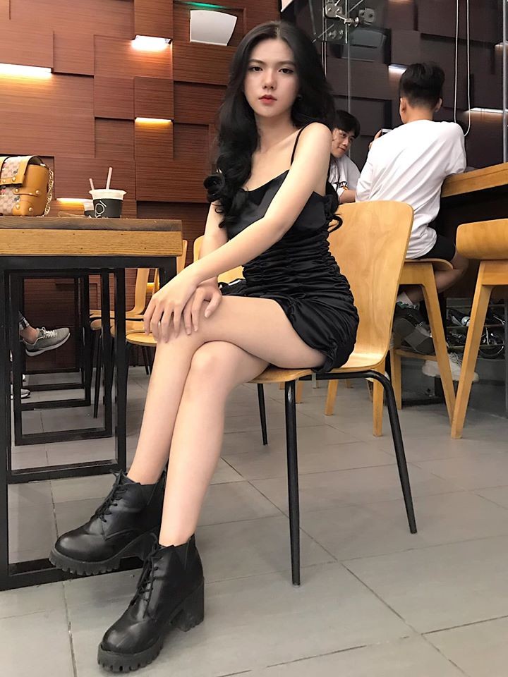 Nguyễn Hồng Khanh là cái tên mới nhất xuất hiện trong dàn  hot girl Việt khiến dân tình phải truy tìm thông tin vừa qua. Nữ sinh trường Cao đẳng Bách khoa Nam Sài Gòn nổi trội với gương mặt và vóc dáng chuẩn không cần chỉnh.