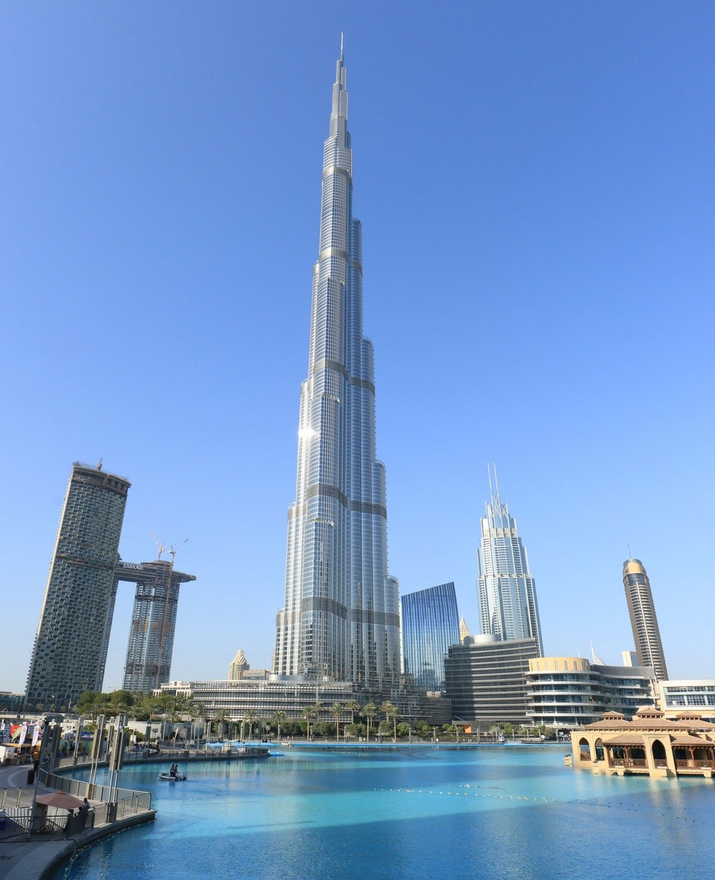 Ngày 2/9, mạng xã hội xuất hiện hình ảnh tháp Burj Khalifa hiển thị lá cờ Việt Nam. Trước nhiều lời chúc của bạn bè quốc tế, người dùng Internet tại Việt Nam đã gửi lời cảm ơn đến chính quyền thành phố Dubai cũng như UAE. Ảnh: Britannica, Burj Khalifa.