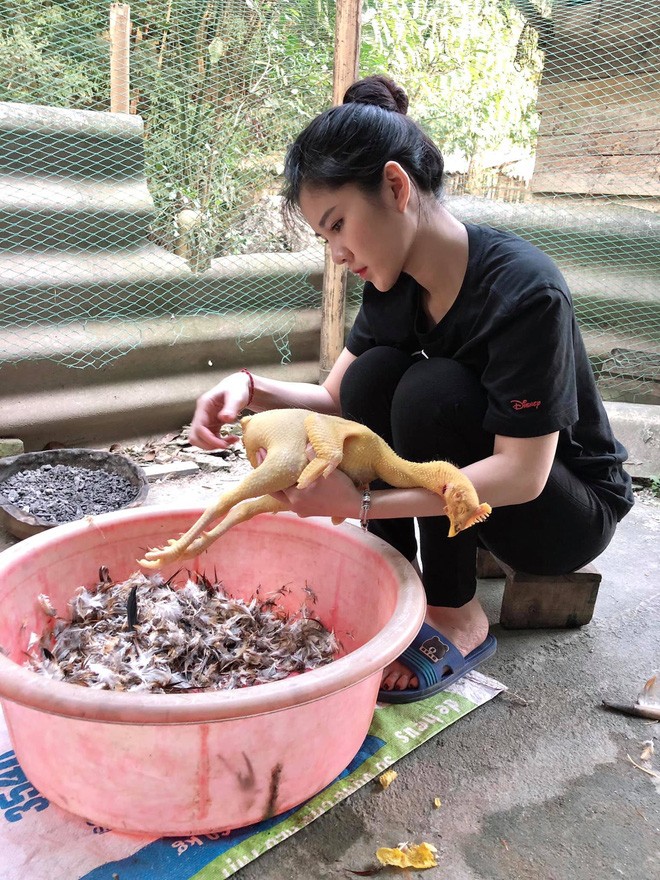 Mới đây, MC Thu Hoài vừa chia sẻ lại loạt hình ảnh về quê vặt lông gà. Khác với những bức hình sang chảnh, quyến rũ thường thấy trên Instagram,  hot girl Việt này giản dị trông không khác gì thôn nữ.