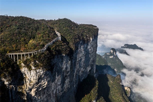 Núi Thiên Môn là một ngọn núi nằm trong Công viên Quốc gia Núi Thiên Môn, Trương Gia Giới, ở phía tây bắc tỉnh Hồ Nam, Trung Quốc.