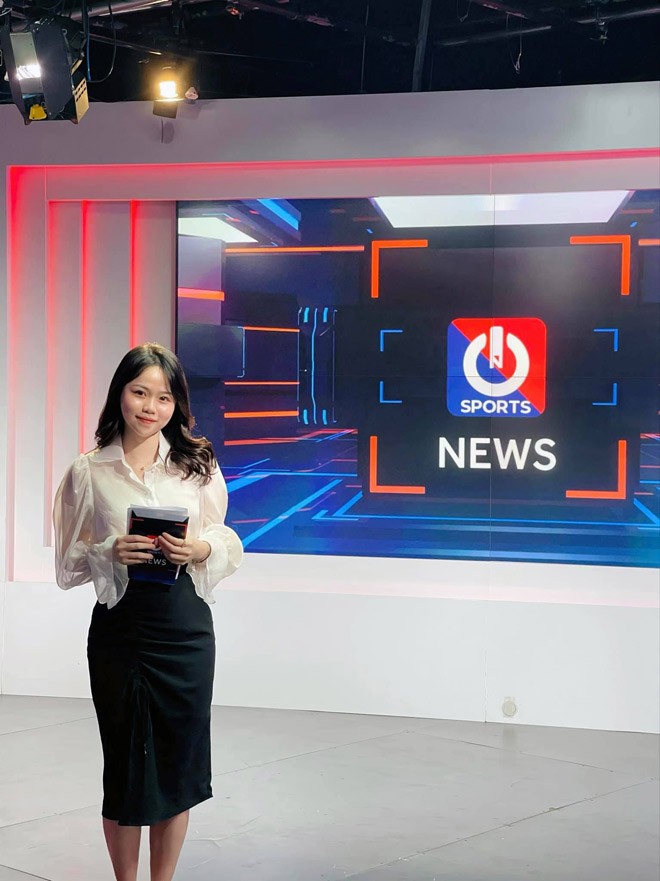 Cách đây 2 ngày, Huỳnh Anh - bạn gái cũ  Quang Hải khoe ảnh làm BTV, MC của một chương trình thể thao khiến dân tình bất ngờ.