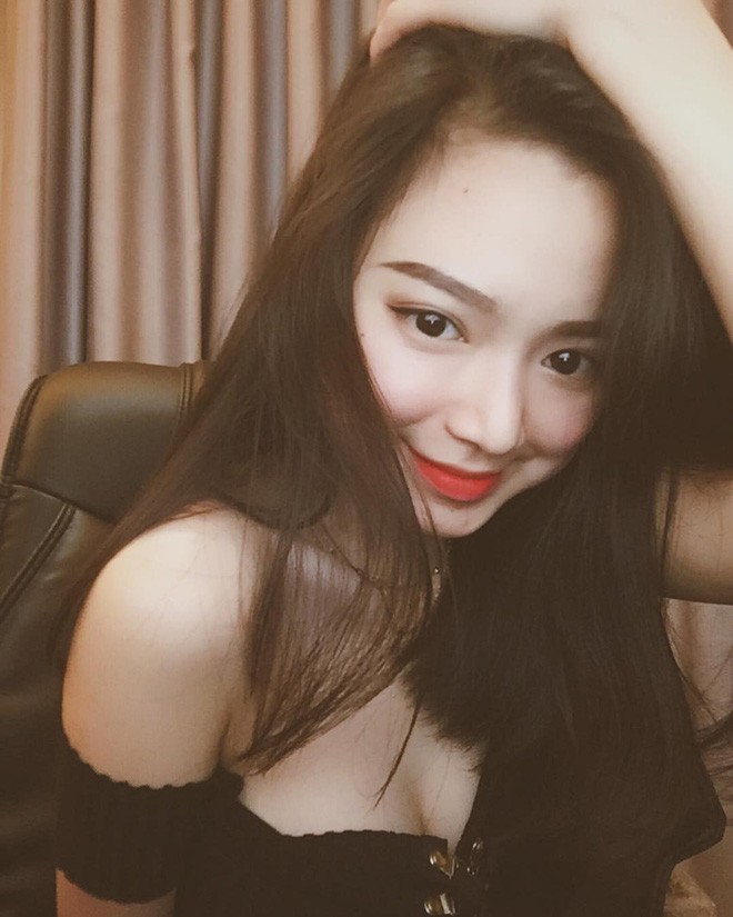 Con gái vừa xinh đẹp lại còn quyến rũ, gợi cảm và còn là streamer game nữa thì đúng là 100 điểm hoàn hảo trong mắt mọi chàng trai và cô nàng có tên  Vũ Ngọc Kim Chi là một điển hình như vậy.