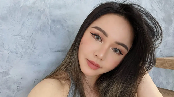 Chloe Ting sinh năm 1987 là  gymer, có bố mẹ là người Hoa nhưng gốc Đông Nam Á. Sau khi đi du học, Chloe sống tại Melbourne, Australia và hiện được biết đến như một blogger, huấn luyện viên online sở hữu kênh Youtube có gần 22 triệu người đăng kí.