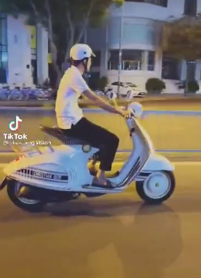 Những ngày qua những thông tin liên quan đến chiếc xe máy có tên Vespa 946 Christian Dior thu hút sự chú ý của netizen. Lần lượt những tên tuổi "lắm tiền nhiều của" tại Việt Nam đưa nhau khoe xe có giá tiền lên tới gần 700 triệu đồng như Trang Nemo... hay mới nhất là tay chơi siêu xe  Phan Công Khanh.