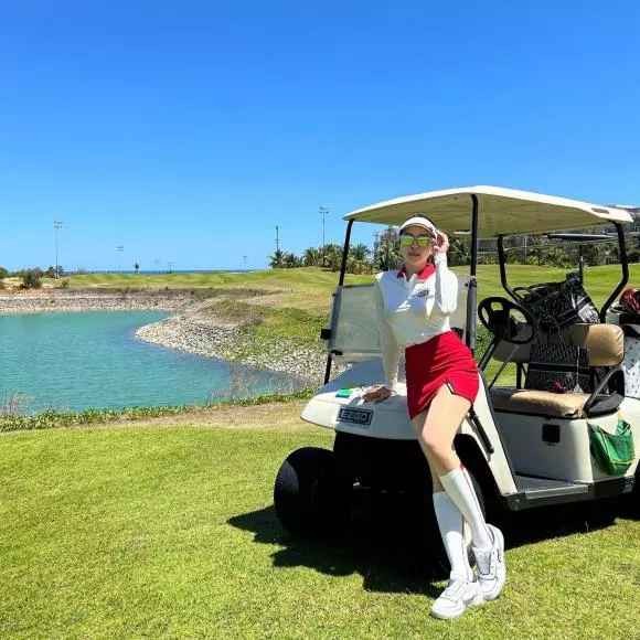 Thời gian gần đây, nhiều luồng ý kiến cho rằng việc mỹ nhân chơi golf vì đam mê thì ít mà lý do chính là "săn" đại gia thì nhiều.