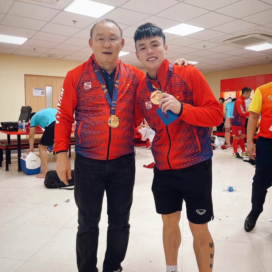 Sau chiến thắng lịch sử của tuyển  U23 Việt Nam trước U23 Thái Lan tại SEA Games 31, rất đông người hâm mộ đã dành sự quan tâm cho Vũ Anh Thắng - trợ lý ngôn ngữ của HLV Park Hang Seo.