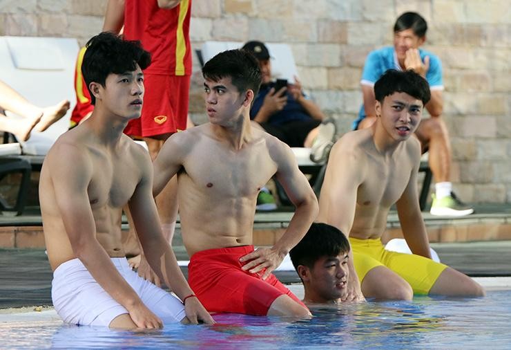 Sau trận hoà U23 Thái Lan ở lượt trận mở màn bảng C vòng chung kết U23 châu Á 2022, HLV Gong Oh Kyun cho  U23 Việt Nam nghỉ xả hơi và tập hồi phục nhẹ bên hồ bơi khách sạn tại Tashkent (Uzbekistan) trong ngày 3/6.