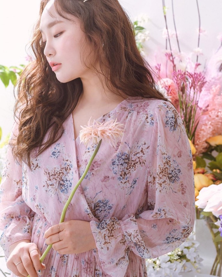 Yoo Jin là người mẫu plus size ( người mẫu ngoại cỡ) Hàn Quốc. Cô cùng một người bạn có mở thương hiệu thời trang riêng và tự mình quảng bá.